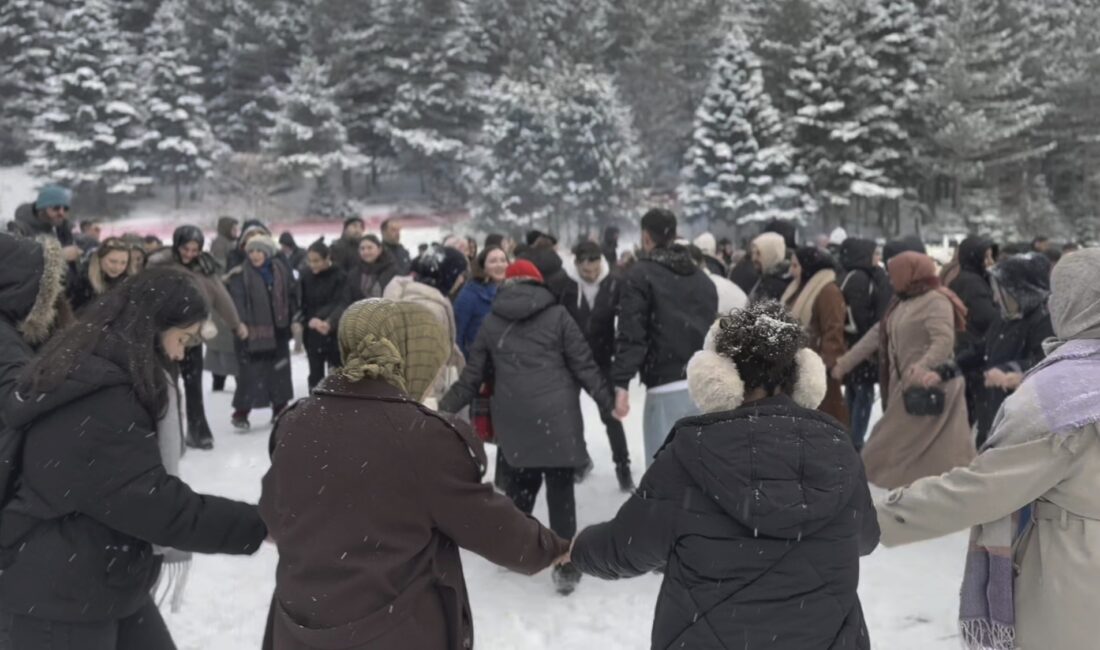 Bursa'da Kestel Belediyesi'nin düzenlediği Kış Festivali'ne vatandaşlar yoğun katılım sağlarken,