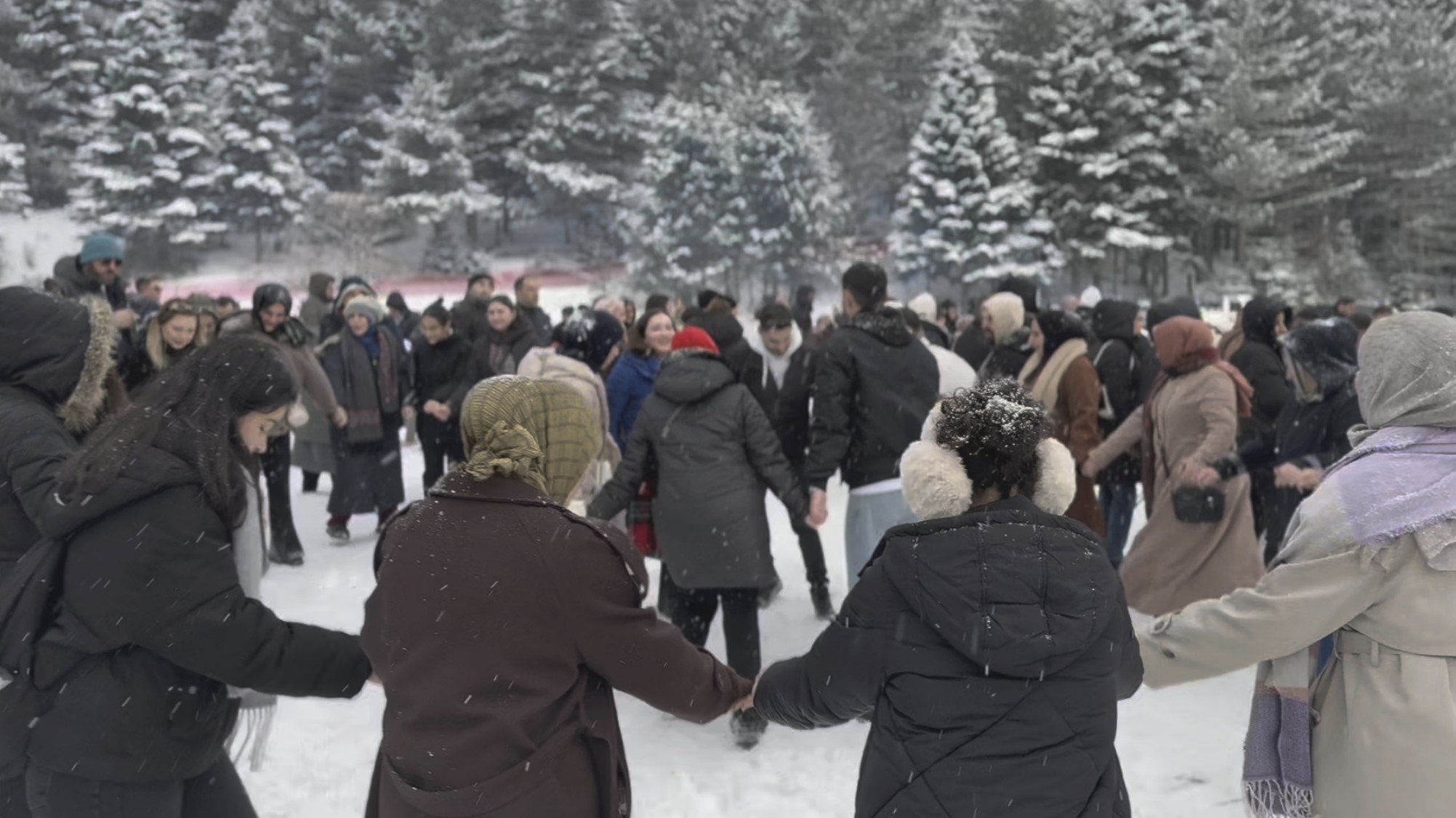 Bursa'da Kestel Belediyesi'nin düzenlediği Kış Festivali'ne vatandaşlar yoğun katılım sağlarken,
