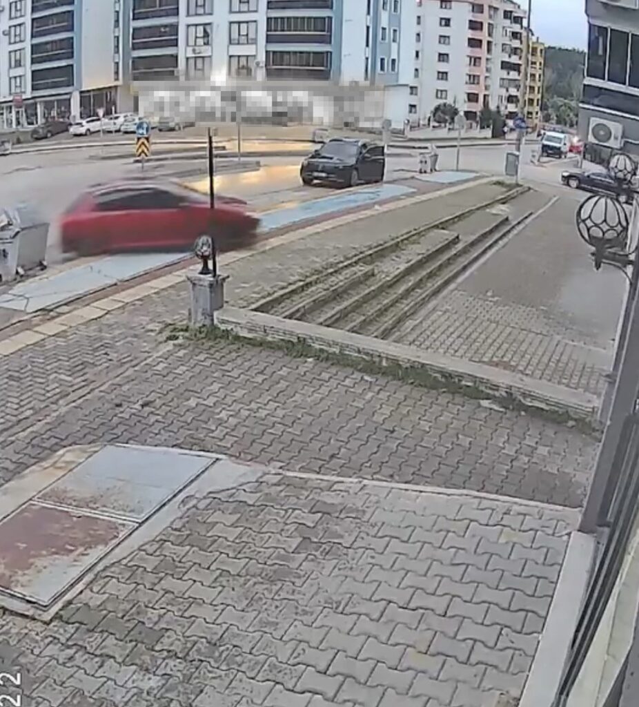  Bursa’nın Osmangazi ilçesinde direksiyon dersi sırasında sürücünün fren yerine gaza