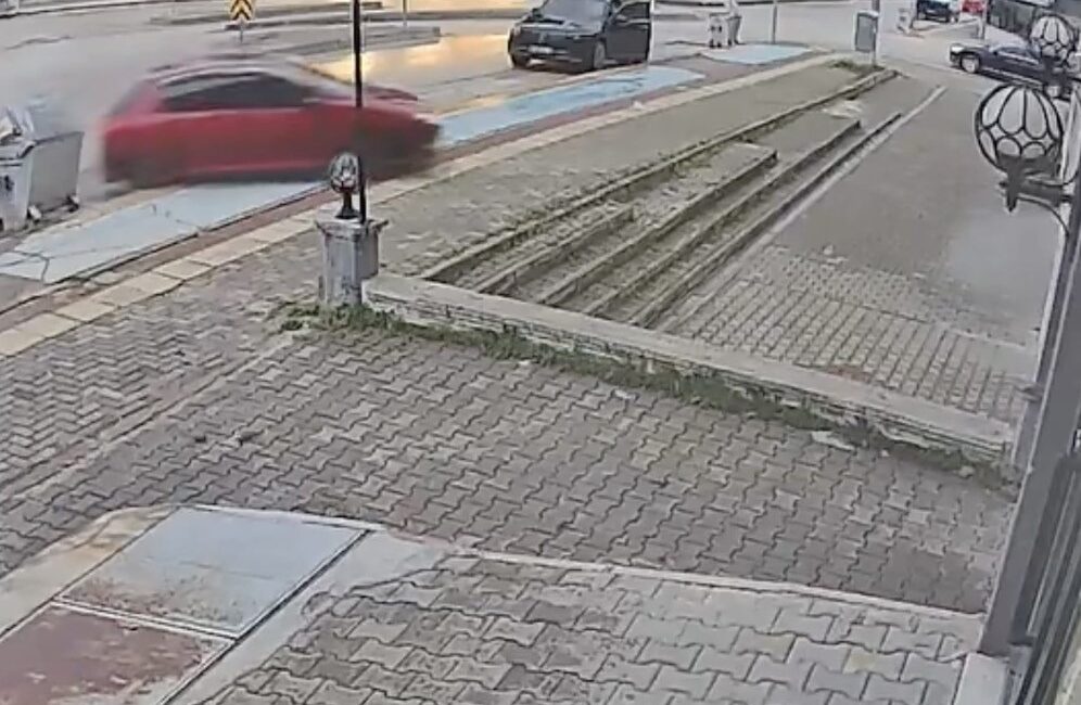  Bursa’nın Osmangazi ilçesinde direksiyon dersi sırasında sürücünün fren yerine gaza