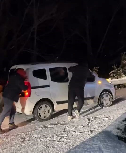 Bursa’nın İnegöl ilçesinde aralıklarla devam eden kar yağışı nedeniyle Oylat