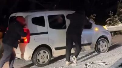 Bursa’nın İnegöl ilçesinde aralıklarla devam eden kar yağışı nedeniyle Oylat