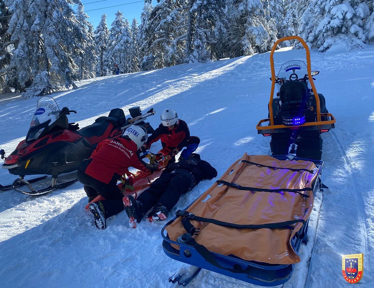 Uludağ'da mahsur kalanlara JAK timi müdahale etti 2 Bursam Medya -