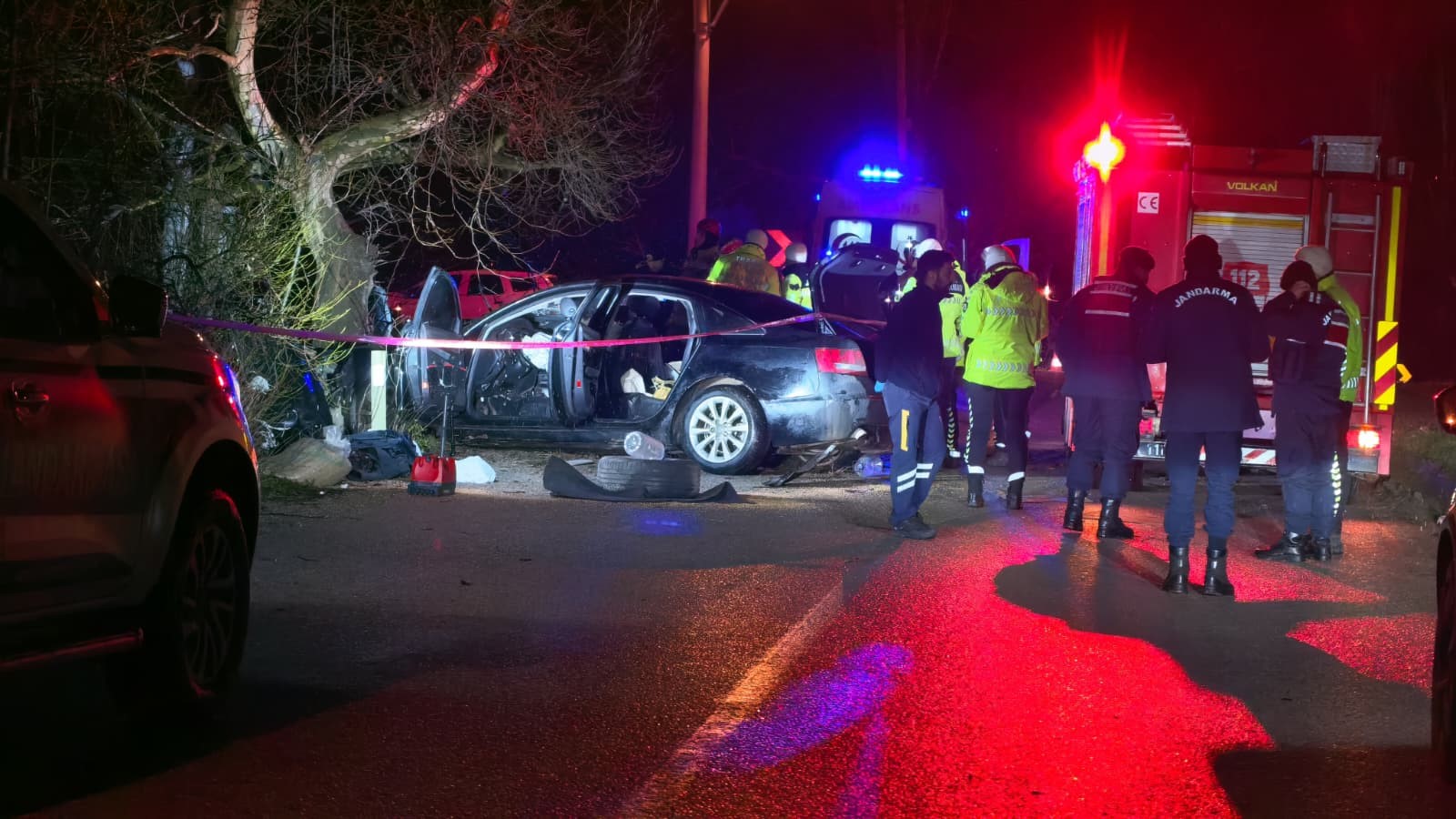 Bursa'nın İnegöl ilçesinde meydana gelen kazada kontrolden çıkan otomobil ağaca