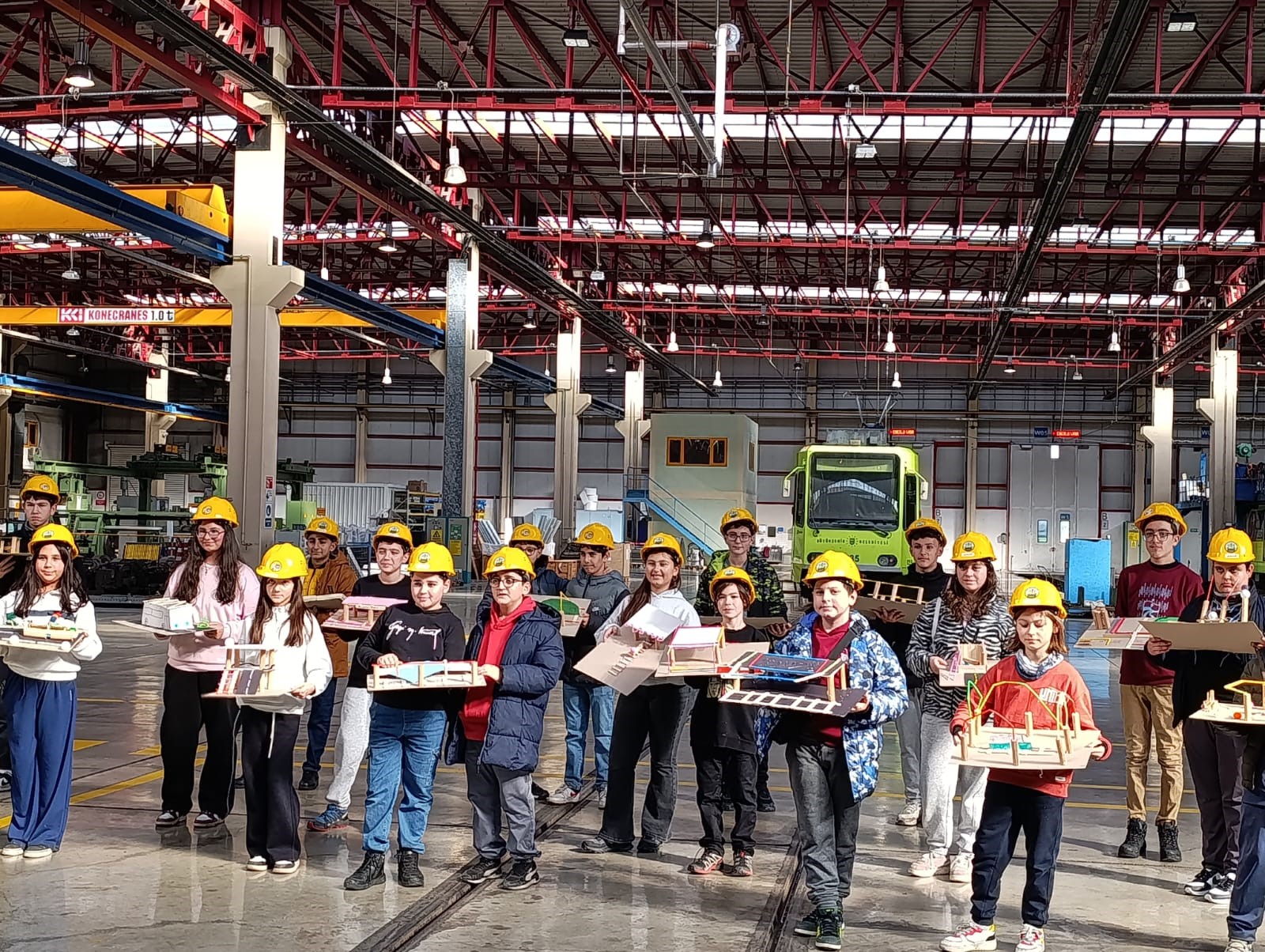 Bursa Büyükşehir Belediyesi’nin ‘Yarıyıl Şenliği’ etkinliklerine katılan öğrenciler, BURULAŞ tesislerine ziyaret