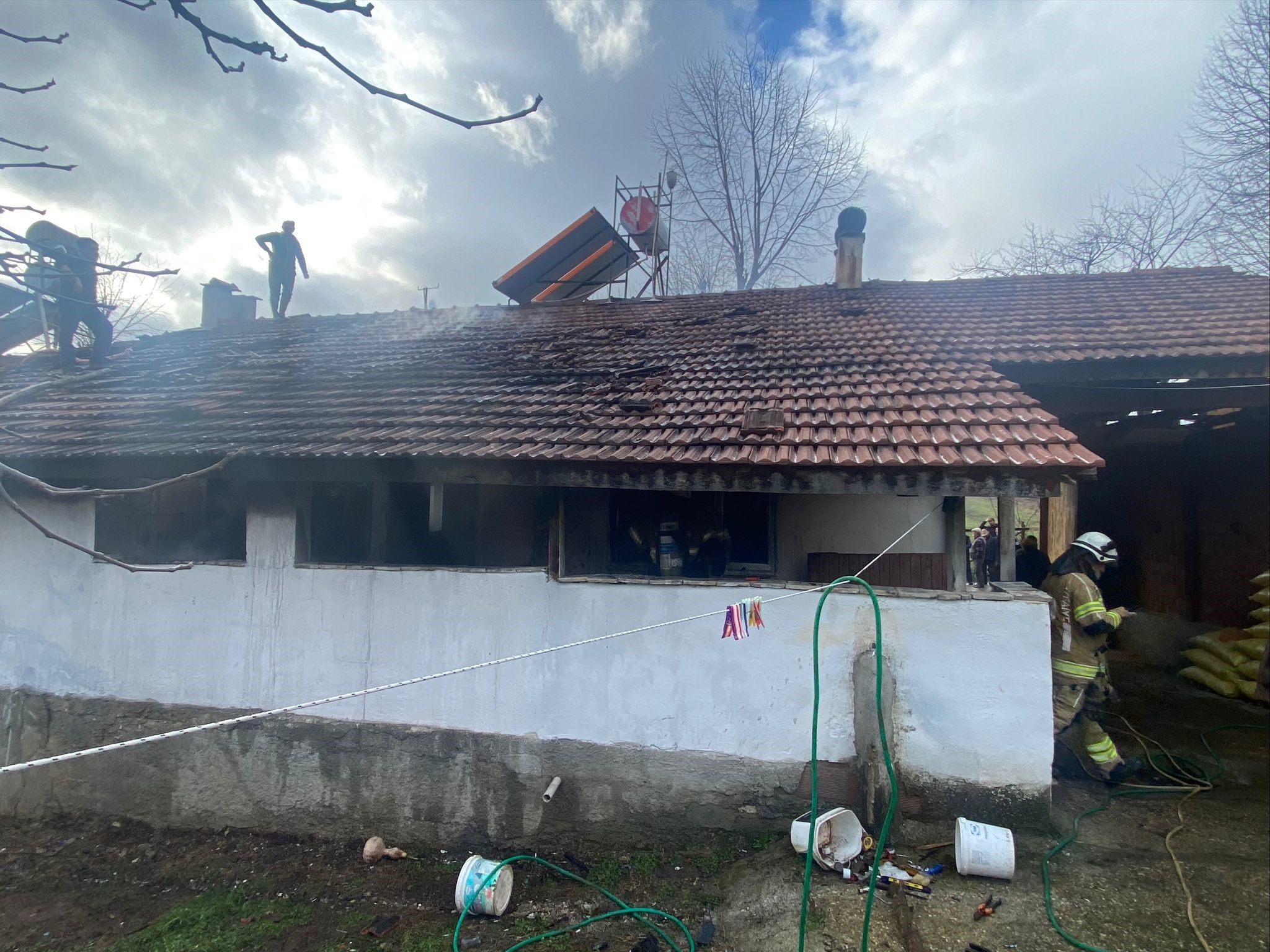 Bursa'nın İnegöl ilçesinde tek yaşayan adamın evi, yangında kullanılamaz hale