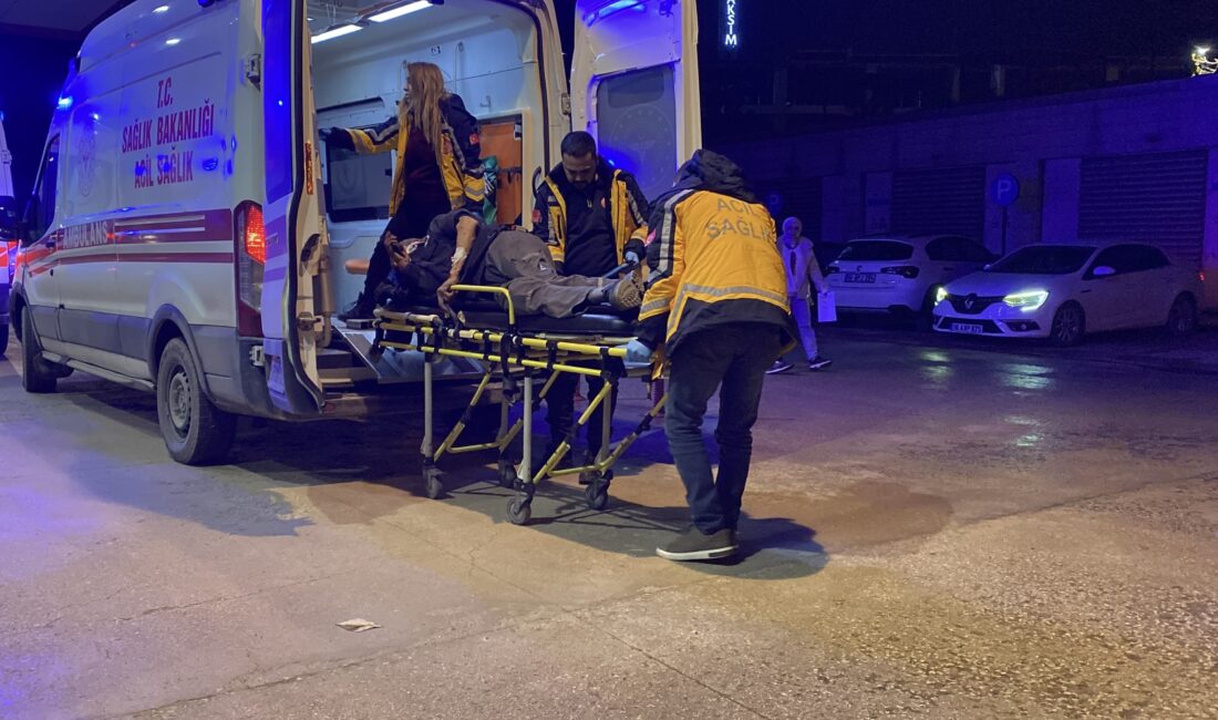 Bursa'nın İnegöl ilçesinde park halindeki TIR'ın dorsesinden düşen işçi yaralandı.