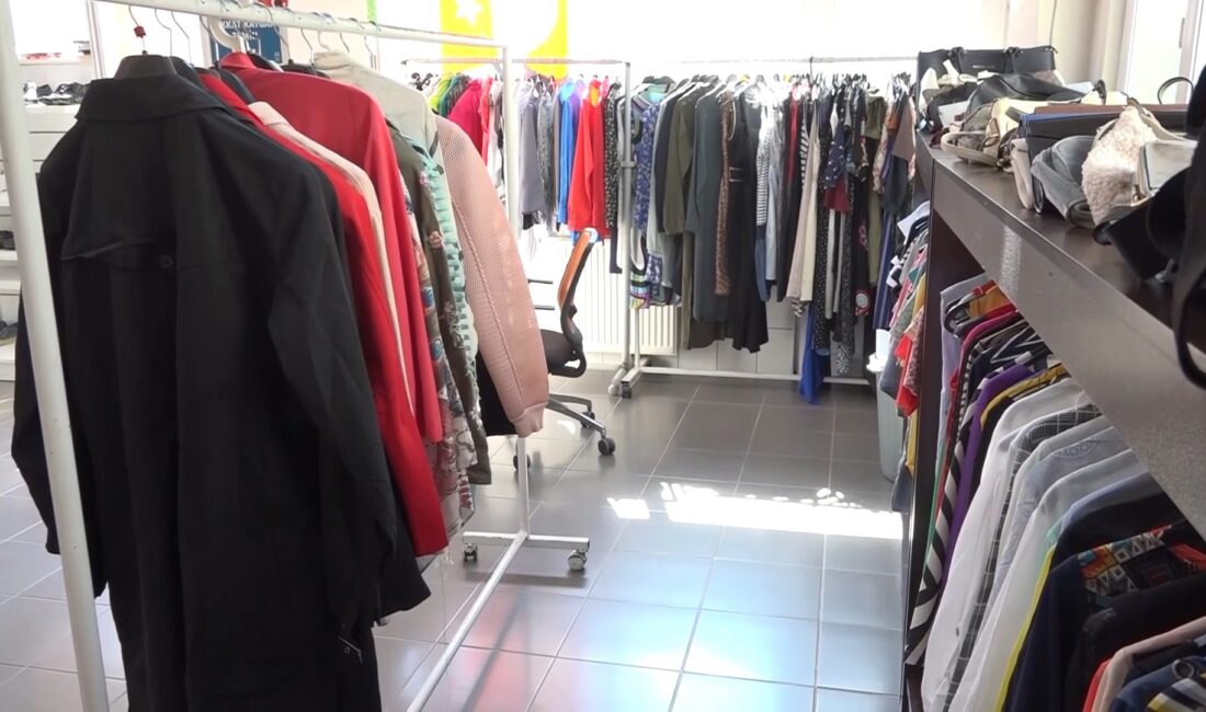 Bursa'da Nilüfer Belediyesi'nin hayata geçirdiği "Giymiyorsan Giydir" uygulamasıyla, vatandaşların bağışladığı