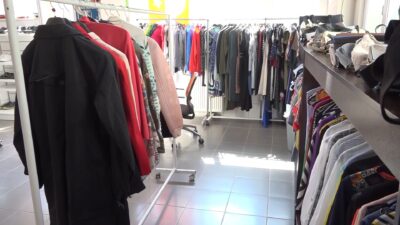 Bursa'da Nilüfer Belediyesi'nin hayata geçirdiği "Giymiyorsan Giydir" uygulamasıyla, vatandaşların bağışladığı