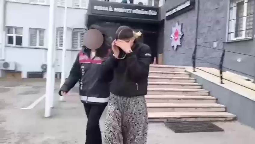 Bursa'da bazaya saklanan kadın hırsız böyle yakalandı 1 Bursam Medya -