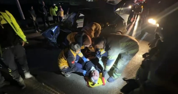 Bursa'da kontrolden çıkan otomobil bariyerlere çarptı. Kazada araçta sıkışan 2