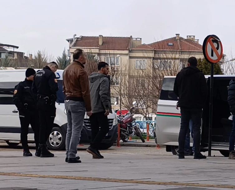  Bursa’nın İnegöl ilçesinde ağaca çarpan otomobilde 2 kadının hayatını kaybettiği