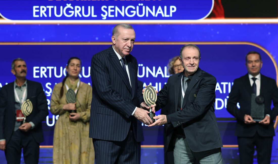 Cumhurbaşkanı Recep Tayyip Erdoğan'ın elinden "Yaşayan İnsan Hazineleri" ödülünü alan Bursalı