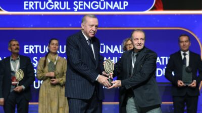 Cumhurbaşkanı Recep Tayyip Erdoğan'ın elinden "Yaşayan İnsan Hazineleri" ödülünü alan Bursalı