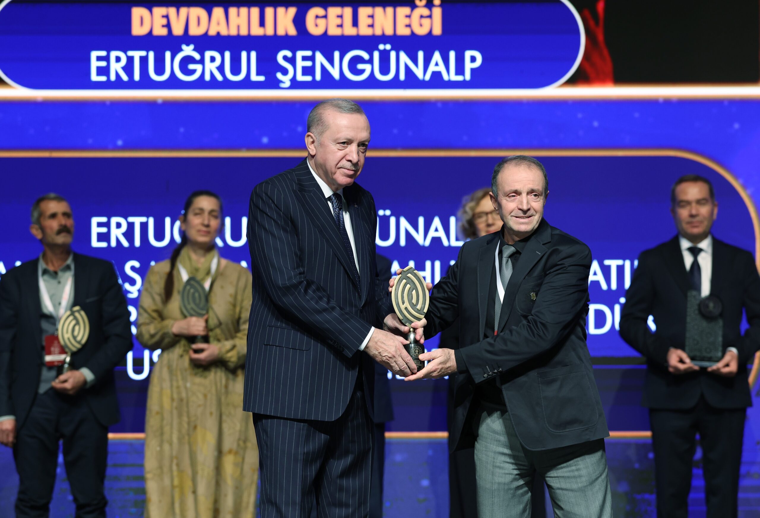 Cumhurbaşkanı Recep Tayyip Erdoğan'ın elinden "Yaşayan İnsan Hazineleri" ödülünü alan Bursalı