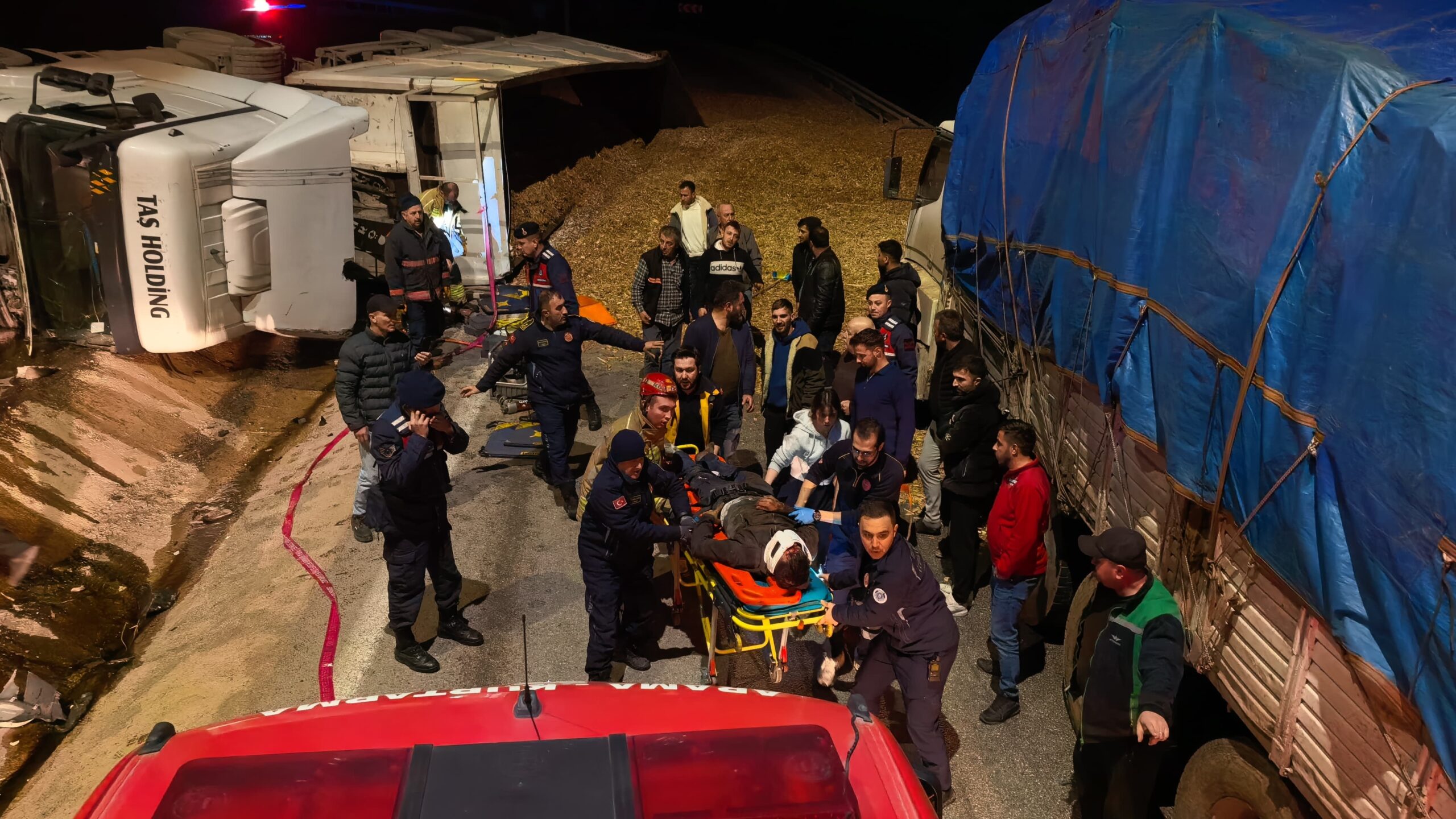 Bursa'nın İnegöl ilçesinde talaş yüklü tır devrildi. Dorsenin altında kalarak