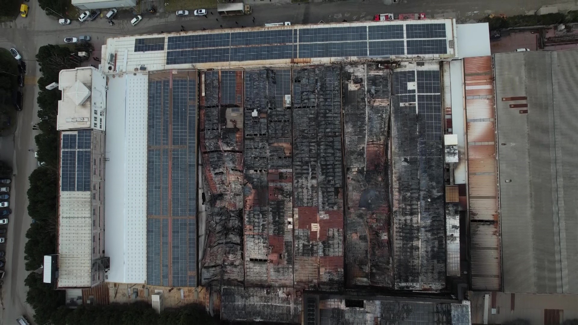 Bursa'da gece saatlerinde alevler teslim olan kimyasal kaplama fabrikası sabahın