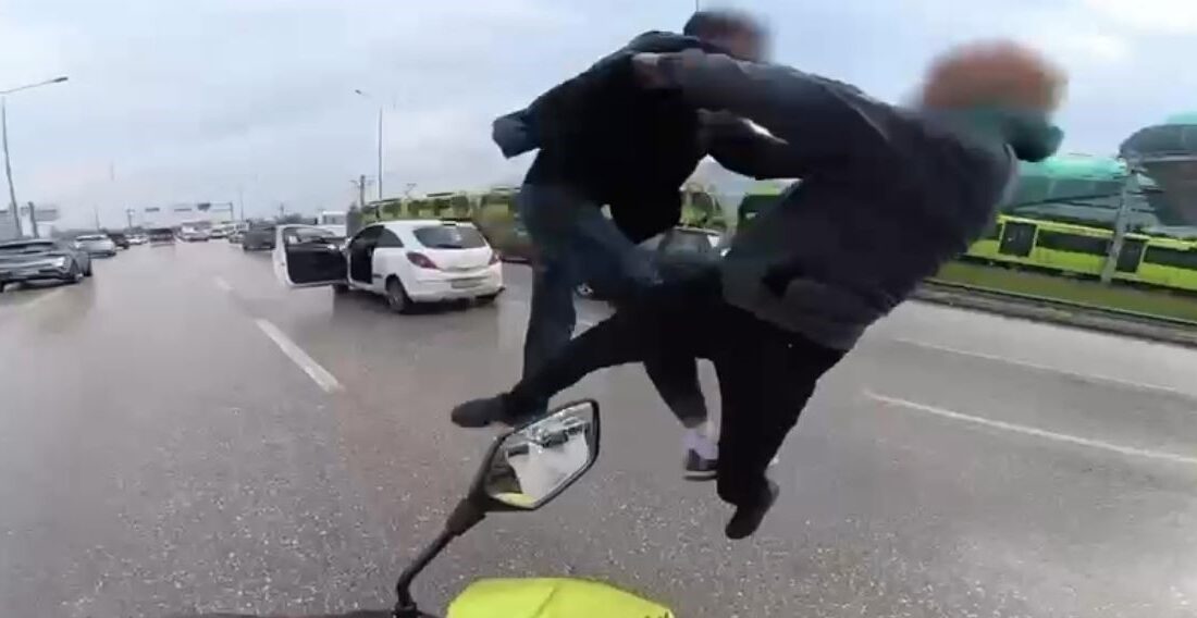 Bursa'da iki sürücü arasında 'yol verme' tartışması nedeniyle çıkan kavgada