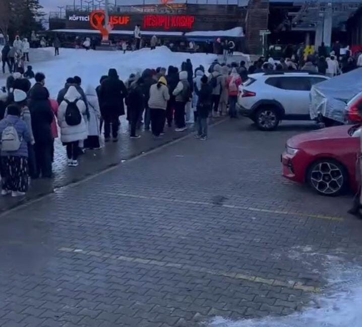 Kış turizminin önemli merkezlerinden Uludağ'da teleferiği kullanmak isteyen vatandaşlar uzun