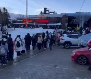 Kış turizminin önemli merkezlerinden Uludağ'da teleferiği kullanmak isteyen vatandaşlar uzun