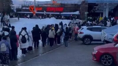 Kış turizminin önemli merkezlerinden Uludağ'da teleferiği kullanmak isteyen vatandaşlar uzun