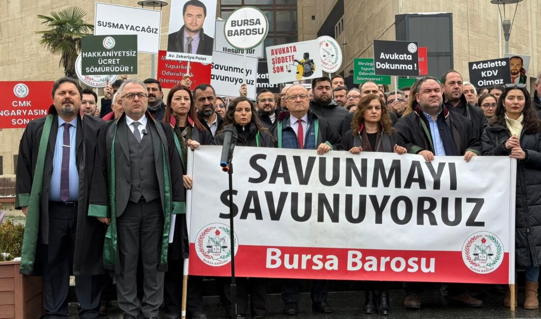 Bursa Barosu, başkan ve kurul üyeleriyle birlikte çok sayıda avukat,