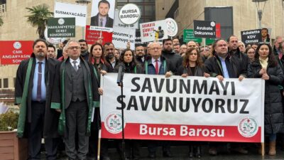Bursa Barosu, başkan ve kurul üyeleriyle birlikte çok sayıda avukat,