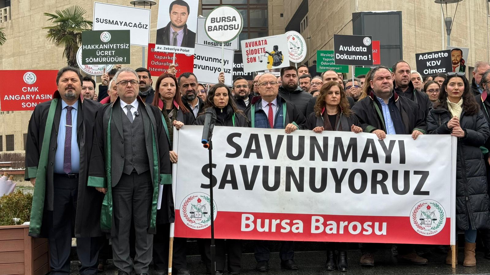 Bursa Barosu, başkan ve kurul üyeleriyle birlikte çok sayıda avukat,