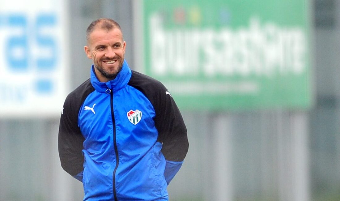 Teknik Direktör Tahsin Tam'la yollarını ayıran Bursaspor, Mustafa Er'i ilk
