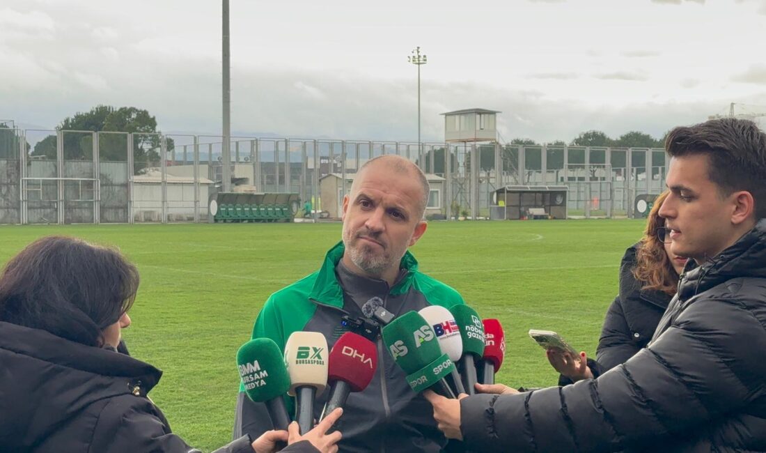 Bursaspor Teknik Direktörü Mustafa Er, Adanaspor karşısında kazanıp şampiyonluk yürüyüşünü