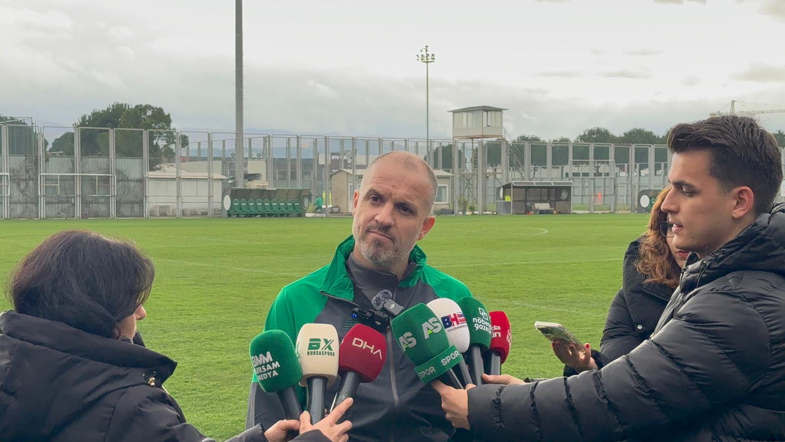 Bursaspor Teknik Direktörü Mustafa Er, Adanaspor karşısında kazanıp şampiyonluk yürüyüşünü