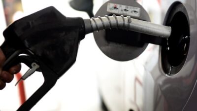 Akaryakıt ürünlerinden motorinin litre fiyatına 93 kuruş indirim yapıldı.