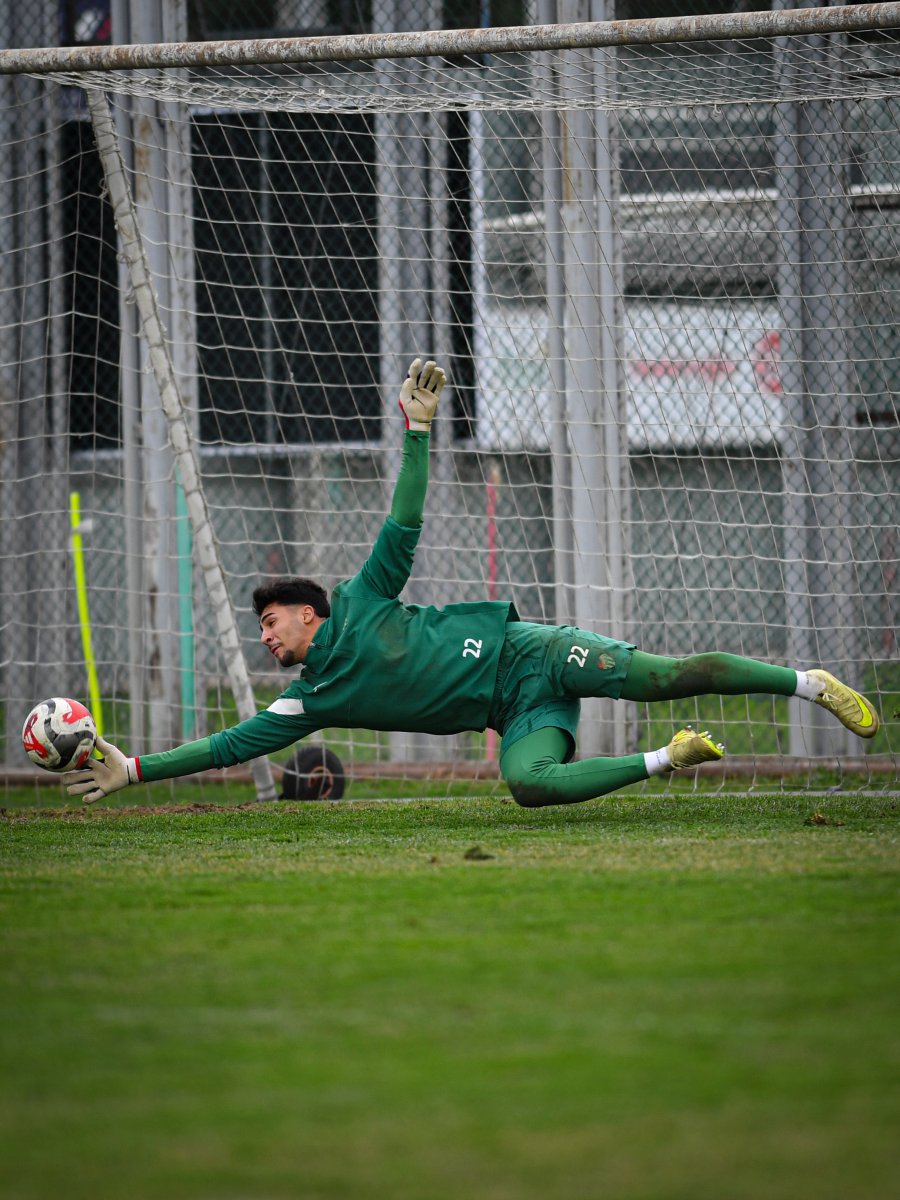 Bursaspor'un yeni transferi antrenmana çıktı 1 Bursam Medya -