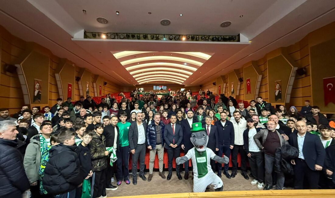 Milli Eğitim Bakanlığı'nın Mudanya'da düzenlediği panele katılan Bursaspor'a öğrenciler büyük