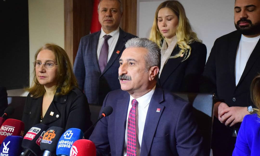 Cumhuriyet Halk Partisi Bursa İl Başkanı Nihat Yeşiltaş, karne günü