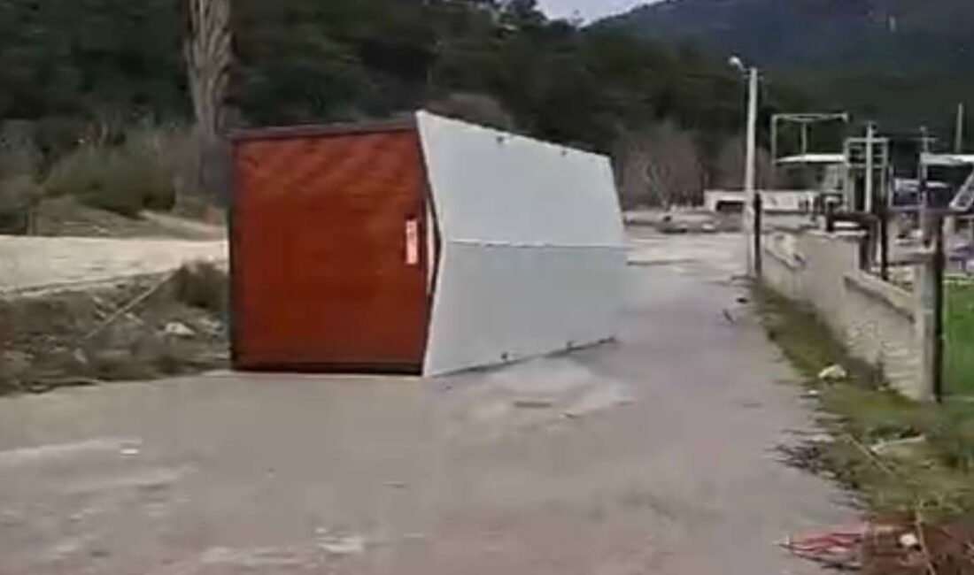 Bursa’da şiddetli fırtına çatıları uçurdu, ağaçları devirdi, sabit haldeki prefabrik