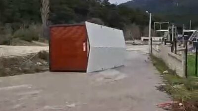 Bursa’da şiddetli fırtına çatıları uçurdu, ağaçları devirdi, sabit haldeki prefabrik