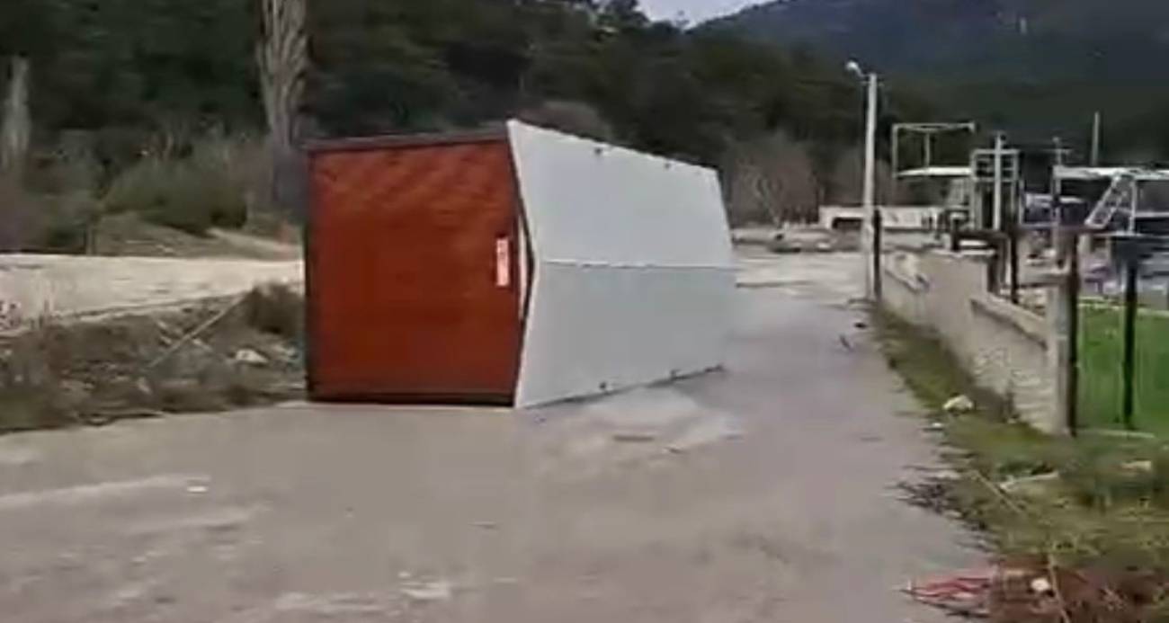 Bursa’da şiddetli fırtına çatıları uçurdu, ağaçları devirdi, sabit haldeki prefabrik