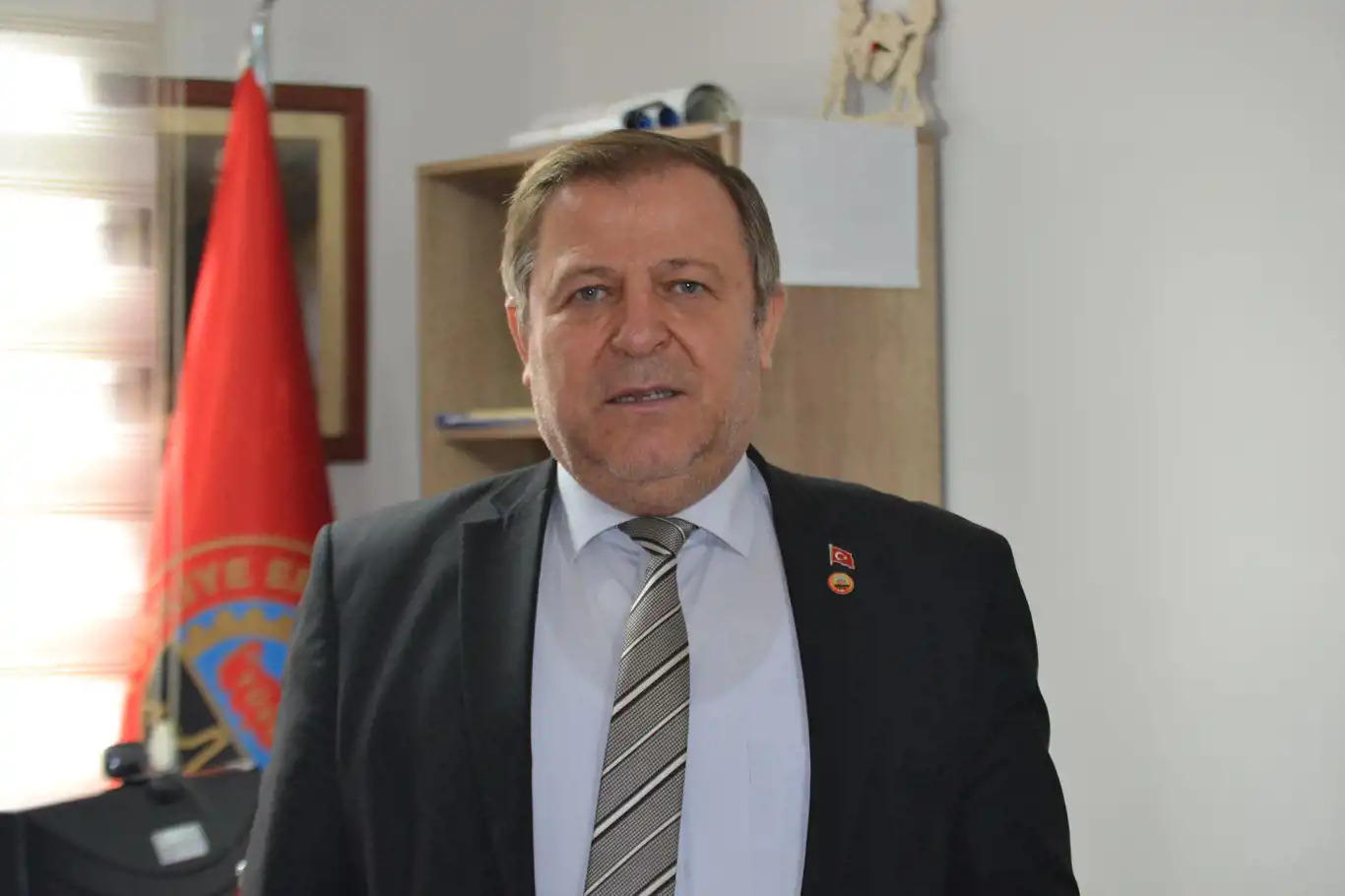 Emeklilerin kredi yükü nedeniyle kamu bankalarına mahkûm edildiğini dile getiren