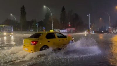 Bursa'da etkili olan sağanak yağışın ardından rögarların taşması sonucu bir