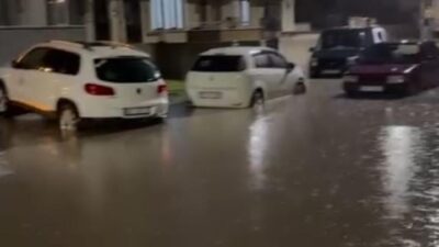 Bursa'nın İnegöl ilçesinde etkili olan sağanak yağış, günlük yaşamı olumsuz