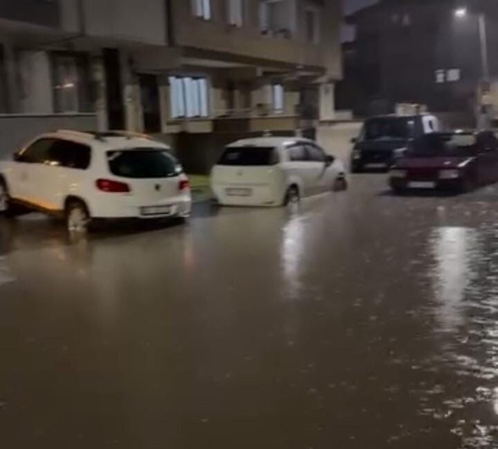 Bursa'nın İnegöl ilçesinde etkili olan sağanak yağış, günlük yaşamı olumsuz