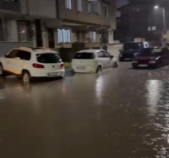 Bursa'nın İnegöl ilçesinde etkili olan sağanak yağış, günlük yaşamı olumsuz