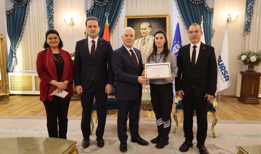 Bursa Büyükşehir Belediye Başkanı Mustafa Bozbey, Büyükşehir Belediyesi’nin Ana Hizmet Binası’na