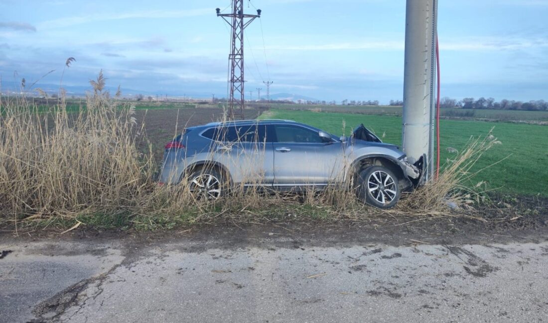 Bursa'nın Karacabey ilçesinde, direksiyon hakimiyetini kaybeden sürücü direğe çarpması sonucu