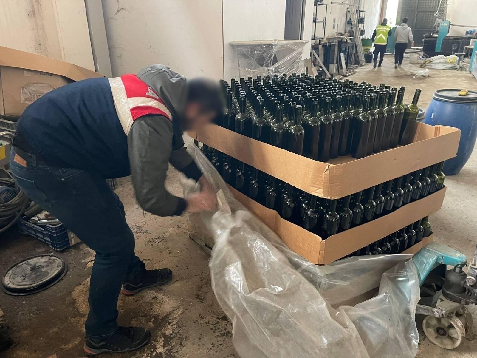 Bursa'nın İznik ilçesinde bir iş yerinde yüklü miktarda kaçak alkol