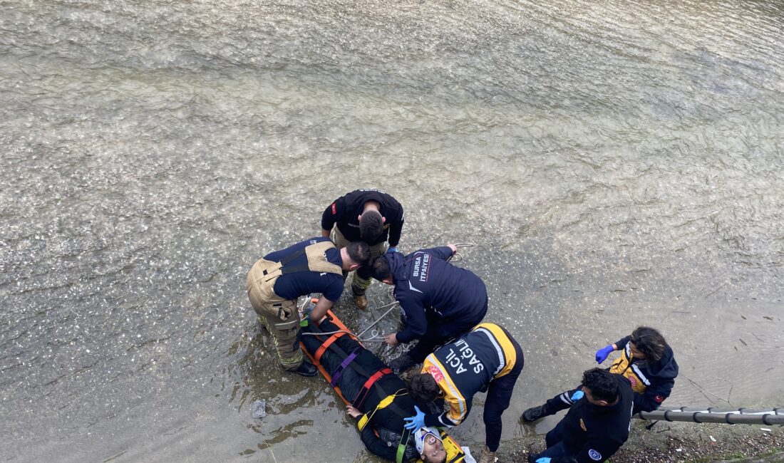 Bursa'nın Yıldırım ilçesinde dereye düşen genç adam, kalp masajıyla hayata