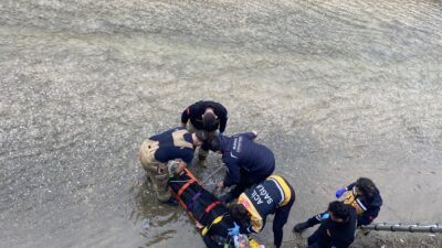 Bursa'nın Yıldırım ilçesinde dereye düşen genç adam, kalp masajıyla hayata