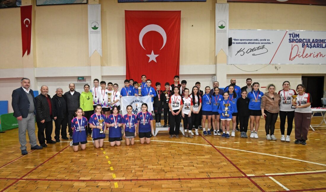 Osmangazi Belediyesi'nin ev sahipliğinde Dikkaldırım Spor Salonu'nda düzenlenen Badminton Yıldızlar