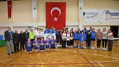 Osmangazi Belediyesi'nin ev sahipliğinde Dikkaldırım Spor Salonu'nda düzenlenen Badminton Yıldızlar